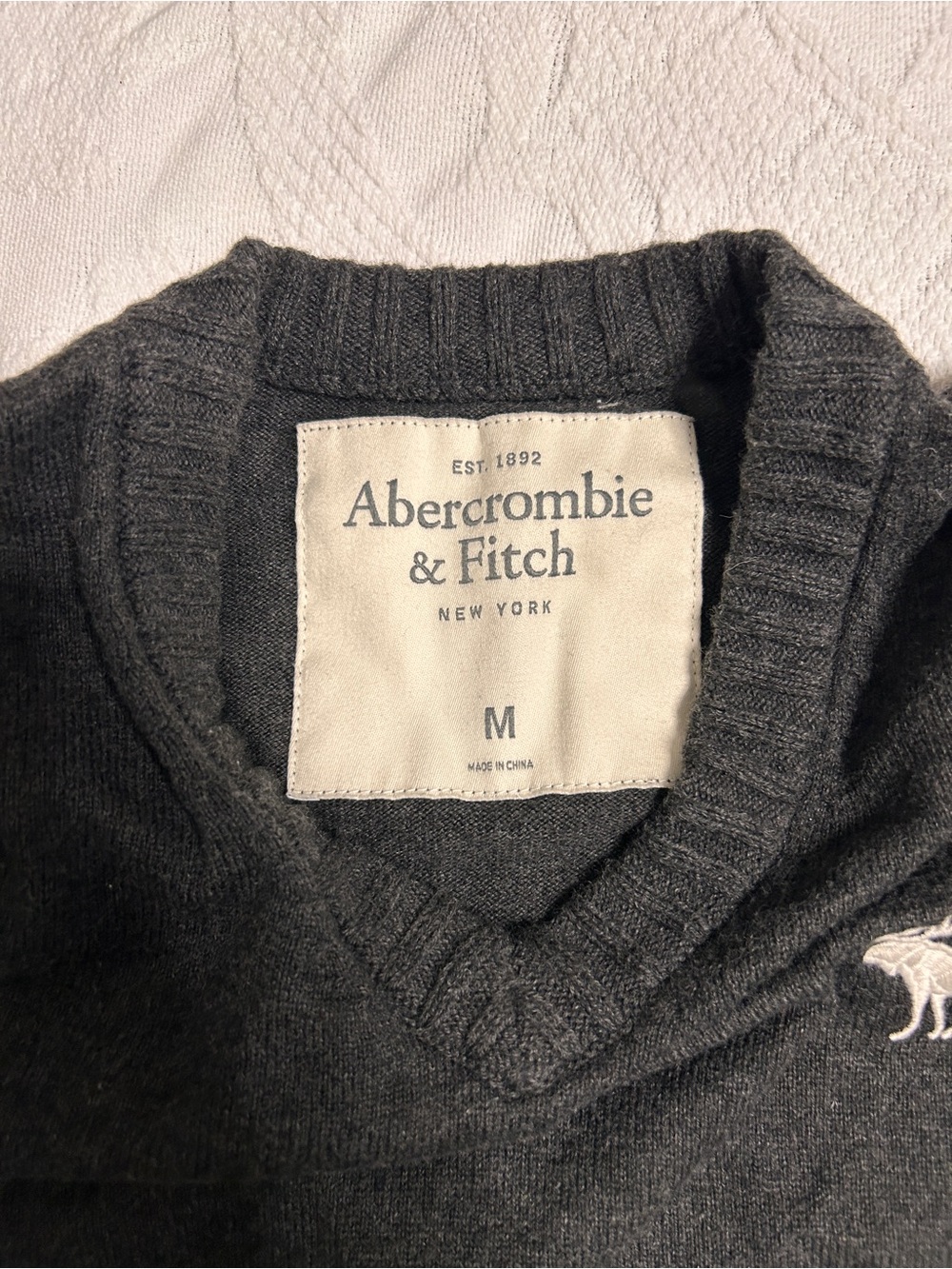 Abercrombie & Fitch Woman’s Medium Dark Charcoal V-Neck Sweater Y2K 90’s Preppy - Picture 4 of 10